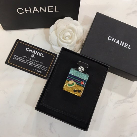 Chanel Chanel树脂香水瓶双C logo 胸针 简约高级Chanel风 满满的气质 上身效果超棒 给简约的衣服来个装饰吧 超美 必入款 - Click Image to Close