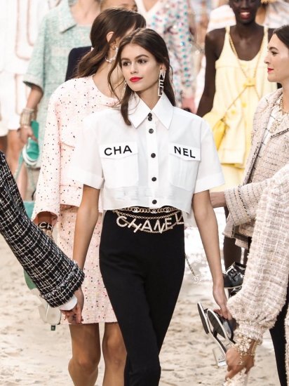 Chanel 秀款 超美单品 水晶字母CHANEI耳夹 时尚大牌的气息 摇曳生姿时尚气质可佳 zp 黄铜材质 - Click Image to Close