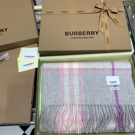 Burberry 柔软的触感带来极致的温暖和舒适 经典款围巾 30*168cm 100%羊绒 - Click Image to Close