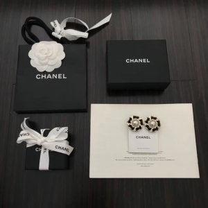 chanel 穿皮黑色花朵耳钉 经典元素山茶花 搭配纯黑皮 原版材质 一比一定制 立体花瓣 个性时尚 925银针