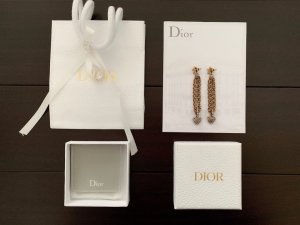 Dior 字母满钻爱心长耳吊 zp一样材质 黄铜施华洛世奇水晶定制 logo 清晰可见 做工精良 最关键的色彩超级洋气百搭 超级大牌感