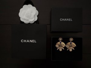 Chanel 蓝珠扇形耳坠 Zp材质 精工制作 无与伦比的奢华和视觉震撼 不用担心设计夸张 佩戴效果绝对美爆了 走秀爆款 这款真的不能错过 果断自留