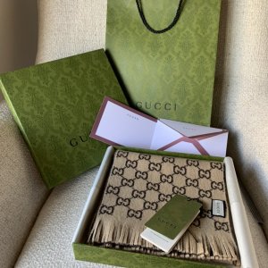 Gucci 小logo流苏长巾 高级感满满 25*180cm 96%羊毛2%锦纶2%金属纤维 配最新绿色包装