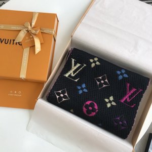 Louis Vuitton 最新彩虹渐变羊毛长巾 30*175cm 85%羊毛15%真丝 七彩靓丽的配色，手感柔滑舒适 秋冬必备款