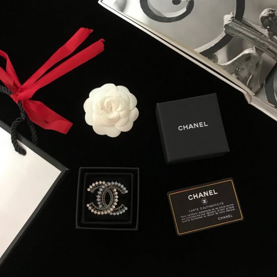 Chanel 施华洛世双C 胸针 简单的搭配超级好看 - Click Image to Close