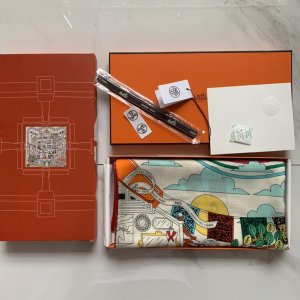 Hermes140披肩采用经典山羊绒和真丝混纺面料，柔软轻盈，佩戴方便，它是寒冷时分和微冷夜间的理想伴侣，为您提供呵护。霓彩丝邸～米色，140*140cm，70%羊绒30%真丝，原单品质全套