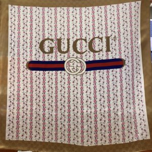 Gucci 玫瑰标志～咖色 90*90cm 100%真丝 暗花提纹 原单品质 搭配大衣 时尚又保暖