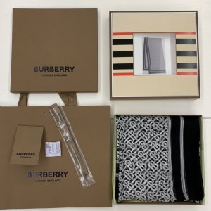 Burberry 专属标识长巾～黑白 100%真丝 200*100cm 采用专属标识丝质雪纺面料打造，搭配纯色边缘与品牌徽标