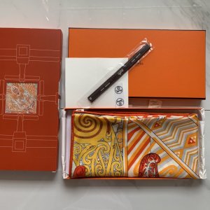 Hermes140披肩采用经典山羊绒和真丝混纺面料，柔软轻盈，佩戴方便，它是寒冷时分和微冷夜间的理想伴侣，为您提供呵护。部落之旅～橙色，140*140cm，70%羊绒30%真丝，原单品质全套