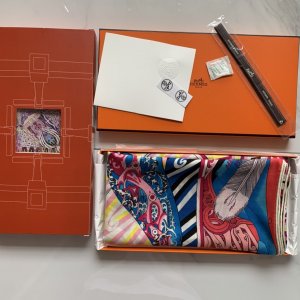 Hermes140披肩采用经典山羊绒和真丝混纺面料，柔软轻盈，佩戴方便，它是寒冷时分和微冷夜间的理想伴侣，为您提供呵护。部落之旅～玫红140*140cm，70%羊绒30%真丝，原单品质全套