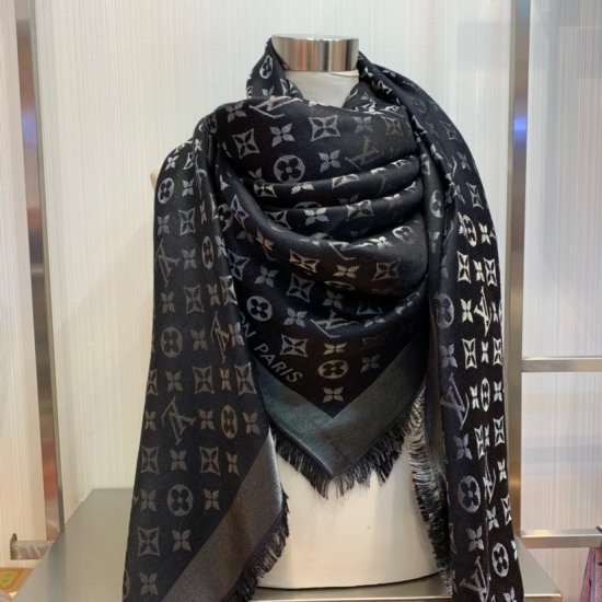 Louis Vuitton shine 披肩以同色调的Monogram 织花图案 以Lurex 丝线织就经典的Lou*s Vuitton 字样 微亮的金银线赋予披肩微妙的闪亮效果 140*140cm 49%桑蚕丝24%粘胶纤维18%羊毛9%聚酯纤维 原单品 - Click Image to Close