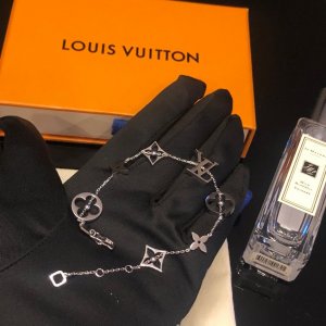 手链130 金色 白色 玫瑰金 三色 多配件精工制作 手链Louis Vuitton 路易威登 手链专柜一致材质 火爆款出货 设计独特 复古前卫 美女必备