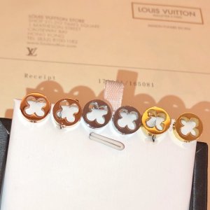 路家威登 lv 四叶草 NEW 光面 耳钉柔美而俏皮，Monogram娇艳的花朵在此款Idylle Blossom系列珠宝上怒放，源于1896，创自乔治路家威登。高端定制工艺制作 精致的花朵在此款珍品中盛开，用跃动的闪光勾勒迷人的曲线。 耳钉 玫瑰金 金色