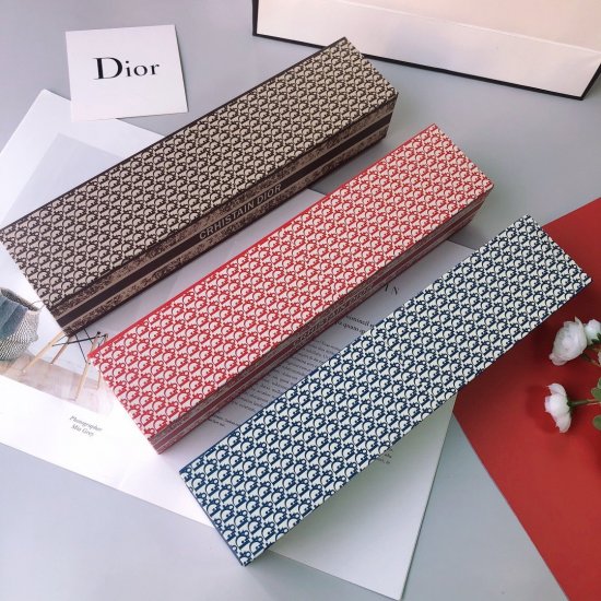 Dior 简单方便 展现档次与品位 新涂层技术伞布 带来令人惊喜的遮光效果 让防晒及隔热性能更优保障 伞骨的好坏 决定一把雨伞品质好坏 伞架材料由合金伞杆 碳纤维伞骨制成 坚韧度非常强 - Click Image to Close