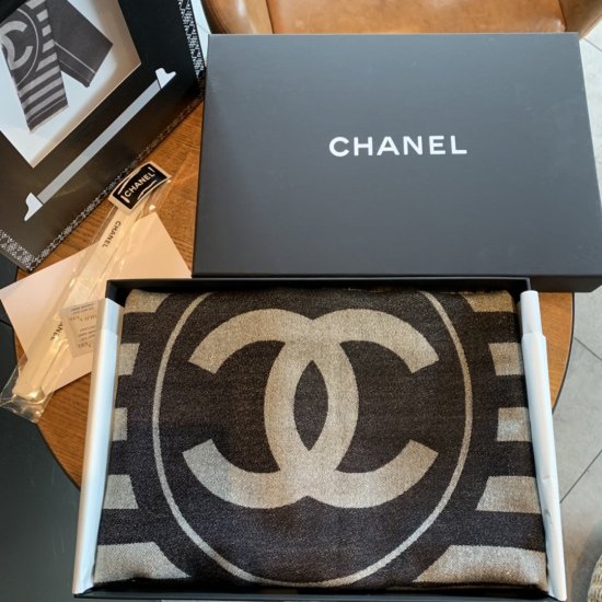 Chanel 摇滚金属～黑色 细腻的羊绒质地加入丝丝金属元素 低调的奢华 也不过如此 74*200cm 65%羊绒27%真丝4%聚酰胺4%聚酯 原单品质 - Click Image to Close