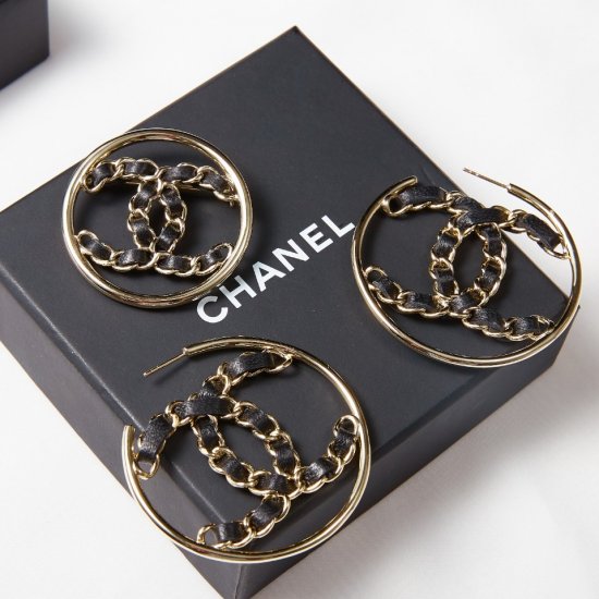 Chanel New 圆形皮耳环 - Click Image to Close