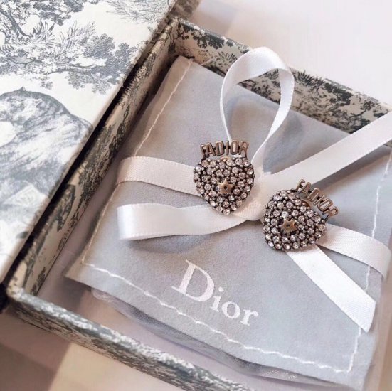 Dior 迪奥 2019年 JADIOR系列 满钻爱心 字母耳钉 经典耐看的爱心造型 专柜原版一致复古做旧处理 超百搭的日常小耳钉 采用原版一致材质搭配纯银针 - Click Image to Close