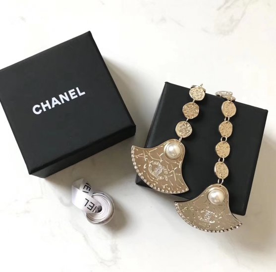 Chanel Chanel 19秋冬 埃及系列 扇形 珍珠 长款 耳钉耳环 全球发售 一比一材质 纯银针 独特迷人的魅力 扇形曲线极具女性气质 精美雅致 流光溢彩 非常好的金属光泽 扇子部分可轻微摆动 - Click Image to Close