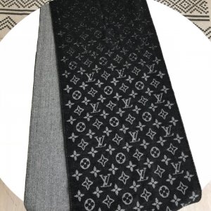 Louis Vuitton 男款渐变长巾 羊毛羊绒混各制作而成 35*190cm 正式场合 休闲配搭 都可以搭配出不一样的风格