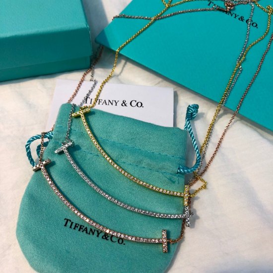 带钻大号项链 Tiffany & Co. 白金色笑脸项链锁骨链 字母强烈的图形线条，完美 呈现Tiffany T系列的简约纯粹。该款吊坠优雅的曲线散发着永恒的高雅，最大程度呈现佩戴之后的欢愉精神。 链长尺寸：41-46cm 专柜logo。三色 金 玫 银 - Click Image to Close