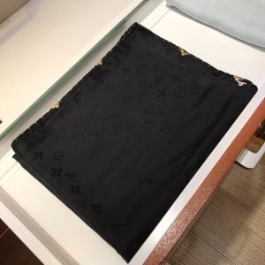 Louis Vuitton 花皇冠方巾 142*142cm 60%真丝 40%羊毛 富有金属光泽的花卉装饰，此款非凡披肩可与本季皮具、腰带、太阳眼镜以及鞋履完美搭配。适合全天佩戴，在设计与工艺上尽显路易威登的不同凡响。