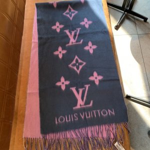 Louis Vuitton小披肩 每年年底专柜必定会断货 众明星同款 时尚界人手一条 小披肩 围巾 45*180cm 100%羊绒 小身材大作用 怎么时尚怎么用 绝对百搭款