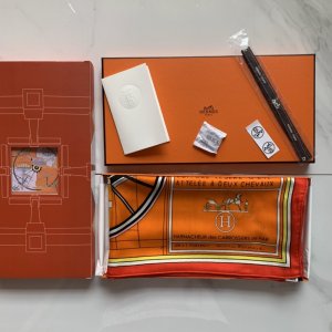 Hermes140披肩采用经典山羊绒和真丝混纺面料，柔软轻盈，佩戴方便，它是寒冷时分和微冷夜间的理想伴侣，为您提供呵护。 小型马车～橙色，140*140cm，70%羊绒30%真丝，原单品质