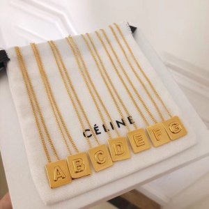 Celine 赛琳 金方块字母项链 26个字母齐全！几乎每一种风格的衣服都可以搭！建议两枚入手一长一短搭配，链子可调节！特别定制最新扣子，字母在方块上有强烈立体感！Zp好小几千！原版黄铜材质，高级定制！