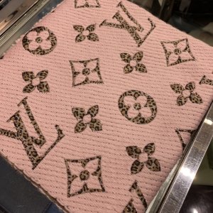 Louis Vuitton 豹纹羊毛长巾 40*175cm 74%羊毛26%真丝 大幅软羊毛铺陈底料，运用提花工艺织就欧根纱，以动物印花呈现 Monogram Giant 图案，为经典设计演绎潮流焕新。