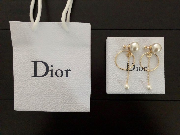 Dior 珍珠线条耳钉 经典大小珍珠耳钉 延续了以往大小珠系列的精髓 再加上标志性字母元素 整体搭配起来的效果 非常简约干练 贯穿这个设计的链条和流苏设计 更增加了灵动 这款可是爆款哦 美得东西大家都喜欢 这款真的要入手 - Click Image to Close