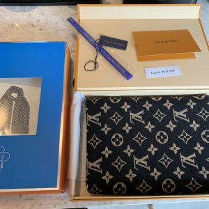 Louis Vuitton 双字母组合长巾～黑色 原单品质 30%真丝70%羊毛 70*200cm 饰有对比色调的Monogram织纹、风格优雅的长围巾，由真丝与羊毛混纺制成，柔软而温暖