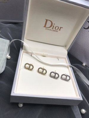 Dior 迪奥 字母 CD水钻耳钉。黄铜施华洛水晶纯银针 小可爱一个，两个色 非常精致漂亮。空姐，上班族必备，小小一个完全不夸张。