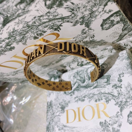 大热的款迪奥 Dior-JADIOR古铜手镯女佩戴款→原版 黄铜材质。 高品质 专柜同步 代购级别 个性鲜明 太喜欢啦 - Click Image to Close