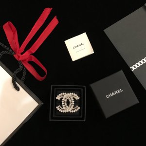 Chanel 施华洛世双C 胸针 简单的搭配超级好看