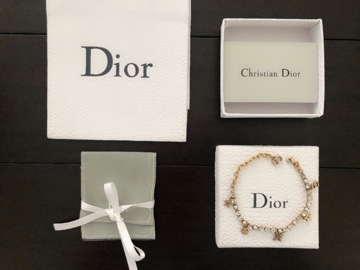 Dior 多元素 满钻爪链手链 这款也是比较的重工 看到上面的配件没 每一个配件都是经典元素 - Click Image to Close