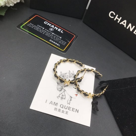 Chanel 2019春夏耳环小牛皮标志金属圆形耳圈 最黑皮耳环 New 专柜同步上市这款超漂亮的，今年最任意搭配都好看又是一款必火的经典款代工品质 做工精细，是最懂女人的饰物。那些倾注了全部心血去做自己的女人 - Click Image to Close