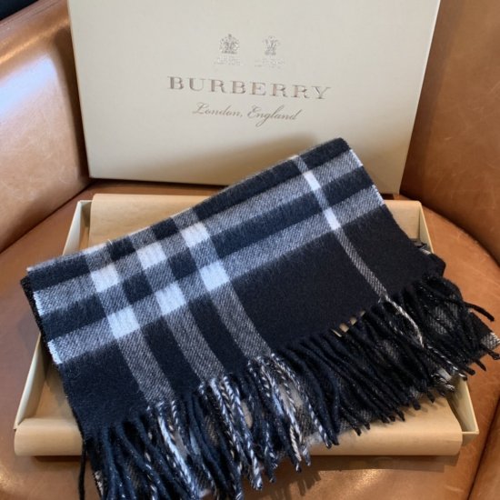 Burberry 双面金属丝羊绒围巾，金银丝与羊绒完美的组合 一面素色金属丝一面经典格纹 创新又不失经典 30*168cm 100%羊绒 - Click Image to Close