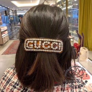 Gucci逆天颜值再次牛轰轰的创造新品啦 ！树脂发夹水晶字母 logo边钻 超闪超美的单品和设计 让你瞬间女神范儿十足 气质优雅提升的必备神器.发夹