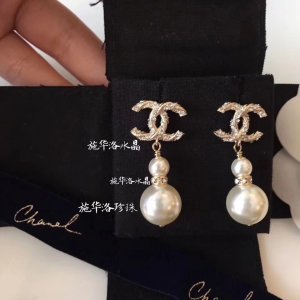 代购级别18年早春最 Chanel Chanel(葫芦 麻花耳钉)非常漂亮 专柜一致黄铜材质 纯银针 代购级别 超级无敌百搭nice