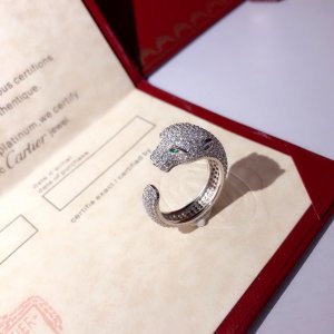 Cartier 品牌的象征之一最新火爆 Cartier豹子 祖母绿宝石戒指卡地亚经典杰作，经久不衰传奇经典，一直流行无需多说 原版 定制 925纯银镶嵌 高碳钻 ，绿宝石镶嵌使整个头部非常栩栩如生，高贵大方，霸气十足[色][色]猎豹变幻的身姿，傲骨风华，