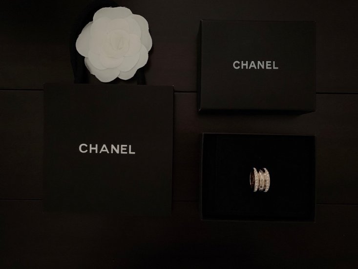 Chanel 宽版戒指 正品黄铜材质 中间部分采用菱形条纹设计 简约大方 2侧镶嵌 增加了奢华感 这款戒指男女通戴哦 尺码6和7码 - Click Image to Close