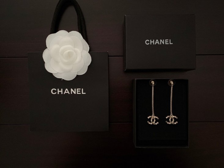 Chanel 彩钻长耳吊 简约精致的长款设计 非常修饰脸型 青春活力 看惯了一如既往的纯色耳钉 一眼就被这款吸引了 非常漂亮的颜色搭配 时尚又俏皮 满满的少女感 - Click Image to Close