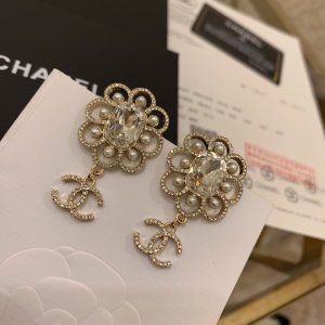 【我们出品】进出专柜无压力，Chanel 香奈儿水钻耳钉，正品4000大洋+，新版本超美，水晶是施华洛的，跟正品一样黄铜制作，美丽的东西不需要华丽的背景，随便拍拍就超美～～宋茜！周扬青！刘美人！等明星网红同款