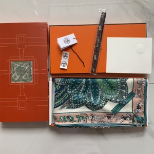 Hermes140披肩采用经典山羊绒和真丝混纺面料，柔软轻盈，佩戴方便，它是寒冷时分和微冷夜间的理想伴侣，为您提供呵护。 君妃花园～绿色，140*140cm，70%羊绒30%真丝，原单品质