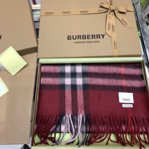 Burberry 柔软的触感带来极致的温暖和舒适 经典款围巾 30*168cm 100%羊绒