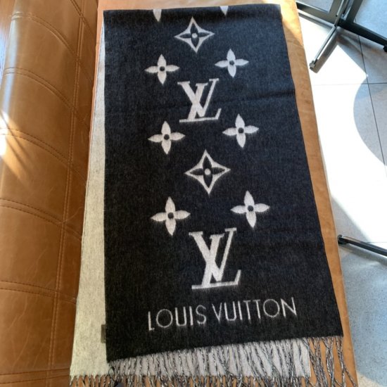 Louis Vuitton小披肩 每年年底专柜必定会断货 众明星同款 时尚界人手一条 小披肩 围巾 45*180cm 100%羊绒 小身材大作用 怎么时尚怎么用 绝对百搭款 - Click Image to Close