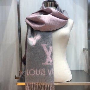 升级版羊绒～ 羊绒等级更高，更厚实，更柔软，更接近原版～ Louis Vuitton 每年年底专柜必定会断货 众明星同款 时尚界人手一条 小披肩 围巾 45*180cm 100%羊绒 小身材大作用 怎么时尚怎么用 绝对百搭款