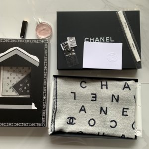 Chanel 简约字母～蓝色 45*200cm 74%羊绒26%真丝 经典的Chanel与coco字母 特殊的毛圈工艺 原单品质