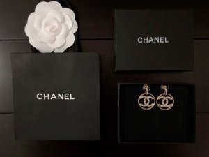 Chanel 方钻螺纹耳环 黄铜材质 原版复制 一丝不苟 颜色相当漂亮 工艺更是赞 每一颗方钻孔位 背面都相当清晰 看图片就能看出品质 看似简单 工艺却不简单 一定要自留