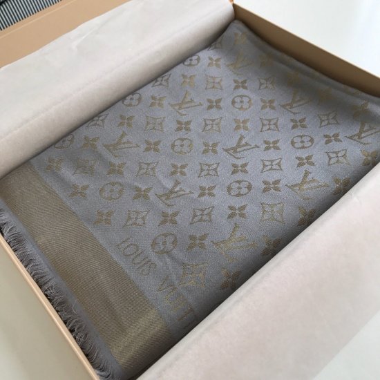 Louis Vuitton 银线大披肩 经典款式 永不过时 140*140cm 60%真丝40%羊毛 - Click Image to Close